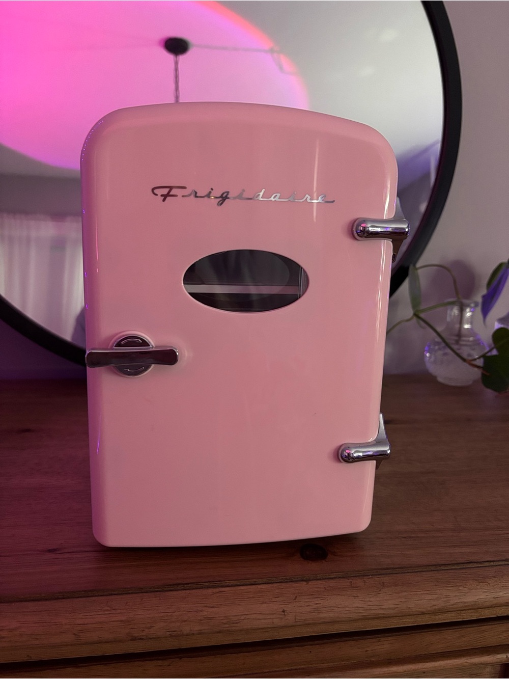 frigidaire pink retro mini cooler💞